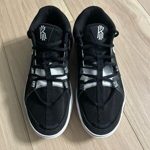 Nike Kyrie Black White Low Top Athletic Basketball Sneakers Boys Size 5.5 Y